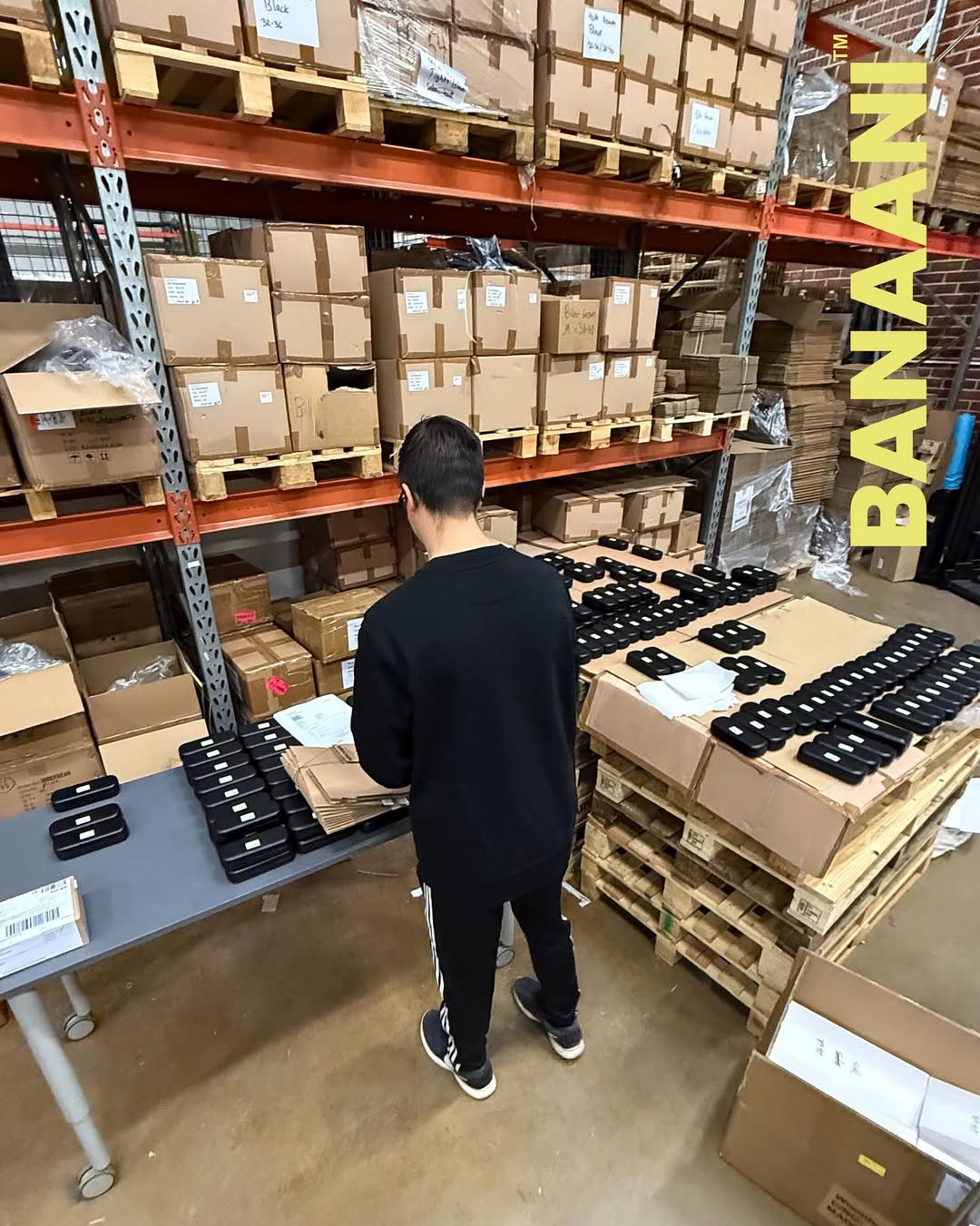 Nieuwe brilbestellingen worden klaargemaakt in het magazijn van Banaani in Finland